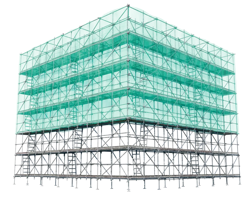 Structure d'échafaudage entièrement couverte de filets de sécurité, installée pour la sécurisation de chantier, protégeant les travailleurs et les passants contre les chutes de débris et les risques d'accident. ​